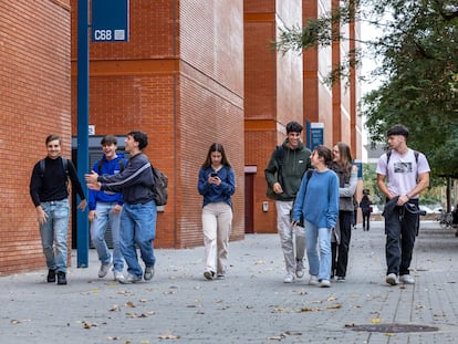 Estudiantes universitarios en el Campus de Tarongers de Valencia, el pasado miércoles.