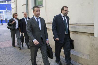 Fernando Sainz de Varanda, a la derecha, y Francisco Checa, detrás, a su llegada este lunes a la sede de la Fiscalía Anticorrupción en Madrid.