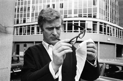 El actor Michael Caine, en Londres en los sesenta.