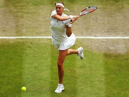 Kvitova ataca un revés.