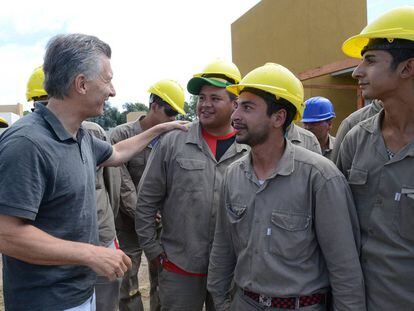 El presidente Mauricio Macri presenta el plan de cr&eacute;ditos hipotecarios Procrear con obreros de la construcci&oacute;n en San Miguel, Buenos Aires.
