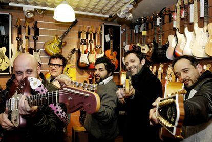 Los cinco integrantes del grupo Love of Lesbian en la tienda de guitarras Tube Sound