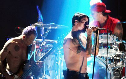 El cantante Anthony Kiedis (centro), el bajista 'Flea' (a la izquierda) y el batería Chad Smith (a la derecha), en su concierto de Alemania