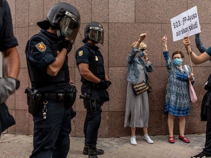 Vecinos del barrio de Puente de Vallecas, en Madrid, en una protesta frente a la Asamblea de Madrid por los confinamientos selectivos, el pasado jueves.