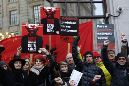 La actriz ganadora de un Oscar Julie Christie y otros manifestantes afuera de la Embajada de Brasil en Londres, parte del día internacional de acción por los pueblos indígenas de Brasil.