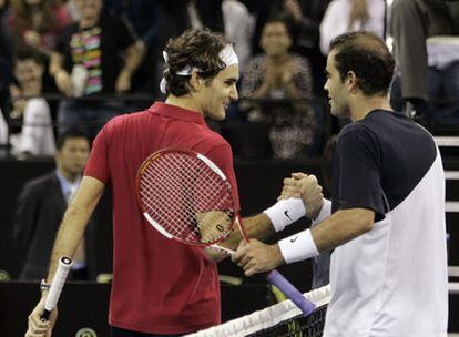 Federer y Sampras se saludan tras su tercer partido de exhibición en Asia