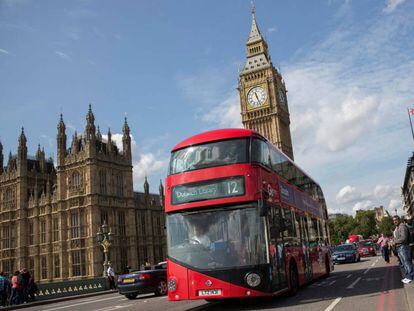 Un autobus de Go-Ahead cruza el puente de Westminster en Londres.
