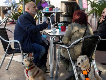 Varias personas en una terraza del centro de Barcelona, este lunes.