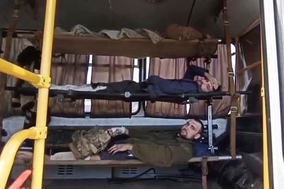 Militares ucranios heridos permanecen en un autobús mientras son evacuados de la planta siderúrgica Azovstal sitiada en Mariupol, en una imagen tomada de un vídeo del Servicio de Prensa del Ministerio de Defensa de Rusia.
