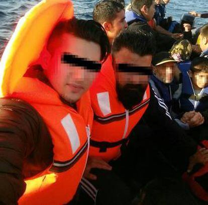 Sahir y Mushtak, en una balsa al cruzar el Meditérraneo en su viaje a Europa.