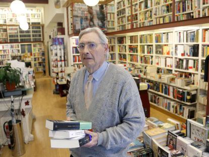 Ignacio Latierro, cofundador de Lagun, en la librería de San Sebastián que tiene más de medio siglo de vida.