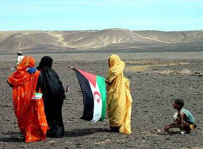 Mujeres saharauis, ante el muro levantado por Marruecos cerca de Tifariti.