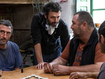 Rodrigo Sorogoyen, de pie, entre Luis Zahera (izquierda) y Denis Ménochet, durante el rodaje de 'As bestas'.
