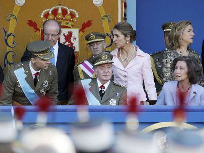 La Familia Real preside el desfile militar celebrado en Madrid con motivo de la Fiesta Nacional en 2011. A la derecha, la infanta Cristina e Iñaki Urdangarin.