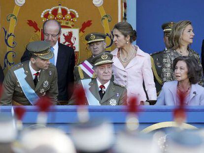 La Familia Real preside el desfile militar celebrado en Madrid con motivo de la Fiesta Nacional en 2011. A la derecha, la infanta Cristina e I&ntilde;aki Urdangarin.