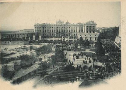 Vista del Palacio Real y las obras de La Almudena, en primer plano, en torno a 1903.