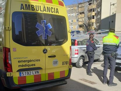 Los servicios de emergencias y los Mossos d'Esquadra, en la zona donde se ha producido el asesinato en Badia del Vallès; en una imagen compartida por la policía local.