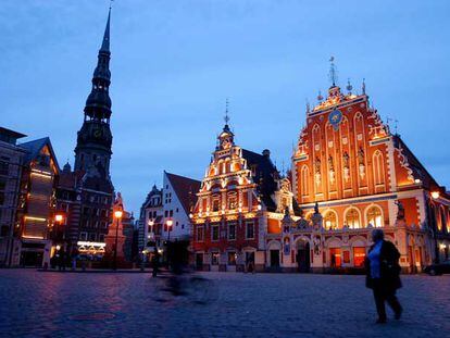 Aspecto nocturno de la plaza del Ayuntamiento de la ciudad de Riga, capital de Letonia.