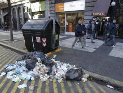 Una fotografía muestra la acumulación de basuras  en una calle de Buenos Aires (Argentina).