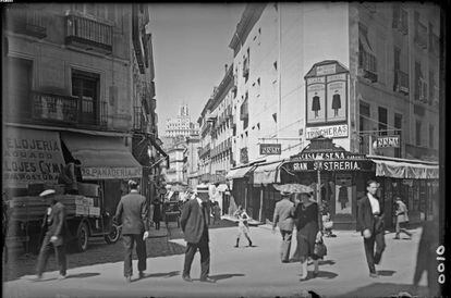 La calle Carretas a finales de los años veinte del siglo XX, en una foto de António Passaporte ( IPEC).