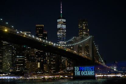 Imágenes de la campaña de protección de los océanos de Greenpeace, proyectada en el puente de Brooklyn (Nueva York), el 14 de agosto.