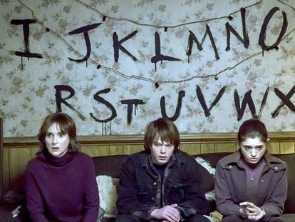 De izquierda a derecha, Winona Ryder, Charlie Heaton y Natalia Dyer, en &#039;Stranger Things&#039;.