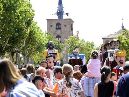 Desfile de gigantes y cabezudos en las fiestas de Alcalá de Henares.