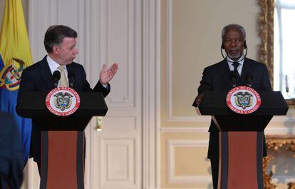 El presidente colombiano, Juan Manuel Santos, y el ex secretario general de la ONU Kofi Annan