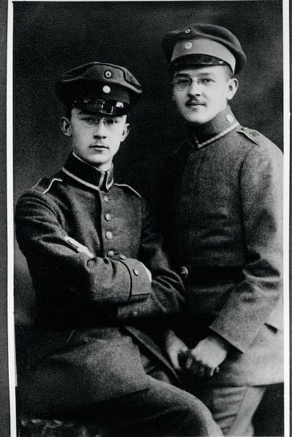 Heinrich Himmler, jefe de la SS y la Gestapo (a la izquierda), con su hermano Gebhard.