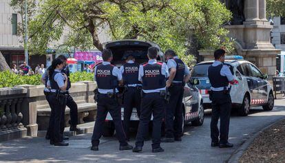 Agentes de los Mossos d'Esquadra, este martes, en la plaza de Cataluña de Barcelona.