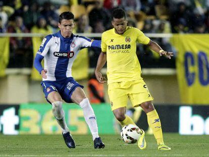 Gio Dos Santos domina la pelota frente a Héctor Moreno.