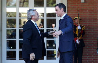 El presidente de Argentina, Alberto Fernández (izquierda), saluda a su homólogo español, Pedro Sánchez, este martes en La Moncloa.