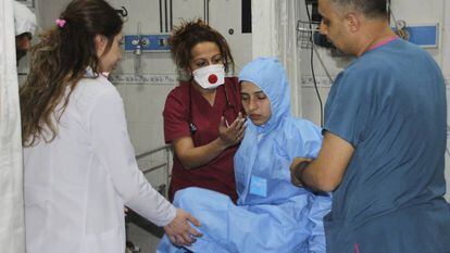 Médicos turcos atienden a una víctima del ataque químico.