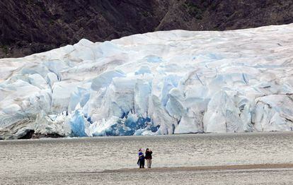 Dos turista frente al Mendenhall Glacier, en Alaska.