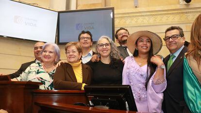 La ministra del Trabajo, Gloria Inés Ramírez, celebra con senadores del Pacto Histórico el avance de la ponencia del Gobierno sobre la reforma pensional.