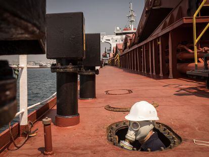 Un agente inspecciona el buque Osprey S anclado en el mar de Mármara en Estambul (Turquía), el jueves.