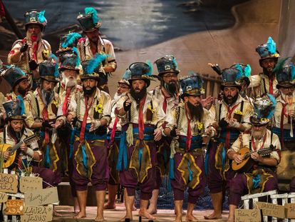 El coro 'Los Martínez', primer premio de su modalidad, durante su actuación en el teatro Falla en la Gran Final del COAC 2023.