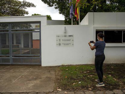 Una mujer fotografiaba la fachada de la Academia Nicaragüense de la Lengua, en Managua, el 31 de mayo.