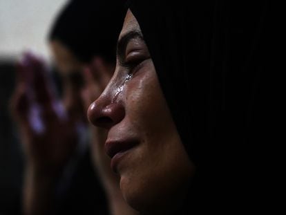 Malak Jatib, de 34 años, llora en su casa del campo de refugiados de Yenín (Cisjordania) la muerte de su hijo Musa, de 16 años, tras recibir un balazo mientras se encontraba en el hospital Jalil Suleiman.