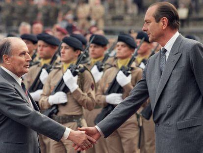 El entonces presidente francés Francois Mitterrand (izquierda) saluda al primer ministro Jacques Chirac en junio de 1987.