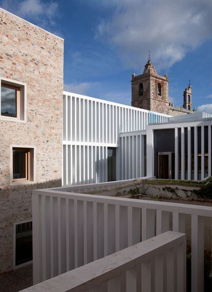 El Hotel y Restaurante Atrio de Cáceres, de Emilio Tuñón y Luis Mansilla ha sido galardonado por su sugerente reinterpretación de la estructura espacial tradicional de las casas de la ciudad.