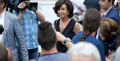 Ana Bot&iacute;n, a la llegada al funeral por su padre en Santander.