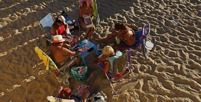 Mujeres en la playa de la Caleta, en Cádiz.