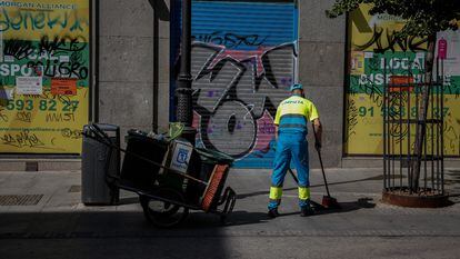 Operarios de la limpieza en la calle Arenal de Madrid.