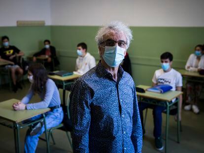 Xabier Mouriño, director del IES Rosalía de Castro, en Santiago de Compostela, explica a los alumnos las nuevas normas sanitarias en el centro, tras retomarse las clases presenciales para estudiantes de segundo curso de Bachillerato que están preparando la EBAU.