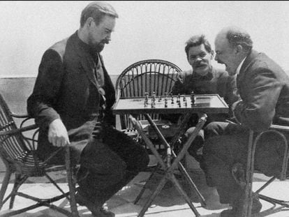 Partida d’escacs entre Bogdànov i Lenin a casa de Gorki, a Capri, cap a 1908.