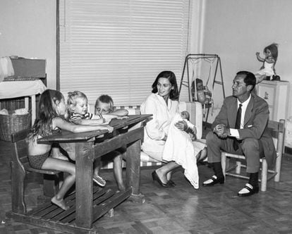Lucía, Paola, Miguel, Lucía Bosé y Luis Miguel Dominguín en su casa de Madrid en 1962.