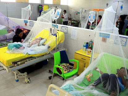 Una de las salas del Hospital del Niño en Santa Cruz, saturada de pacientes con dengue este martes.