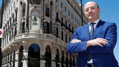 El ex CEO de OHLA, José Antonio Fernández Gallar, ante el hotel Four Seasons de Madrid.