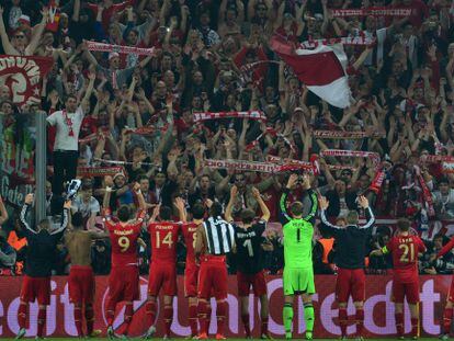 Los jugadores del Bayern saludan a sus hinchas en Tur&iacute;n.